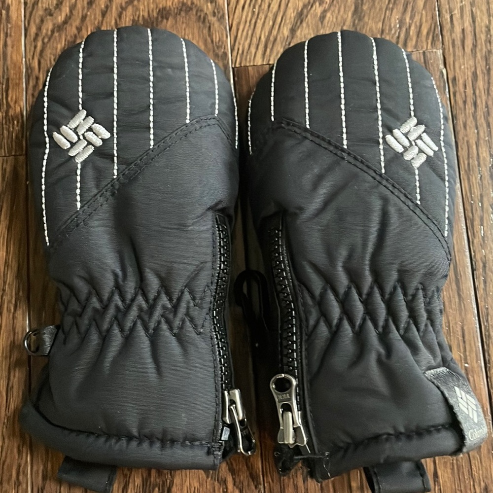 Columbia Infant winter mittens in black